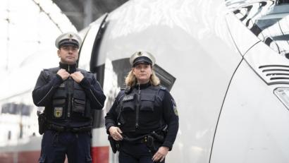 Symbolbild: Boris Roessler
Zu einem ungewöhnlichen Einsatz rückten Bundespolizisten am Dienstagabend im Hauptbahnhof Hannover aus.