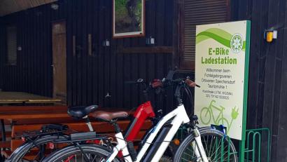 Bild: hai
Bis zu vier E-Bikes können an der Ladestation bei der Tauritzmühle angestöpselt werden.
