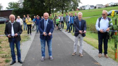 Bild: fsb
Der Radweg ist offiziell eröffnet durch (von links) stellvertretenden Landrat Albert Nickl, Bürgermeister Gerhard List, Baudirektor Gerhard Kederer und Altbürgermeister Rudolf Götz.