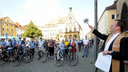 Bild: Stephan Huber
Stadtpfarrer Thomas Helm segnete die Fahrräder und wünschte den rund 40 Radlern, die auf den Marktplatz gekommen waren, eine unfallfreie Fahrt.