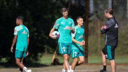 Bild: Sina Schuldt
Werder Trainer Florian Kohfeldt (rechts) hat Patrick Erras (links) und dessen Teamkollegen Maxi Eggestein im Blick. Erras hat sich im Werder-Team schnell zurechtgefunden.