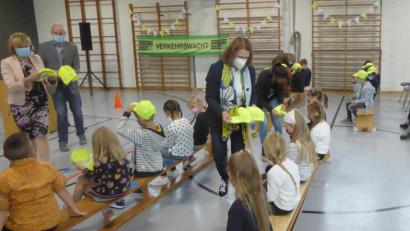 Bild: fsb
Die Schüler bekommen die gespendeten Caps.
