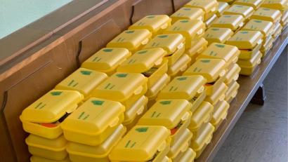 Bild: Cornelia Strigl/exb
Lauter gelbe Brotzeitboxen der "Bio-Brotbox-Aktion" warten auf ihren Einsatz am Montag und Dienstag, 14. und 15. September. Dann werden sie an die Erstklässler der zehn Schulen in der Ökomodellregion verteilt.