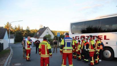 Bild: jma
Grafenwöhrer Feuerwehrleute beraten sich. Sie helfen mit, die Fundstelle abzusichern und Anlieger zu evakuieren.