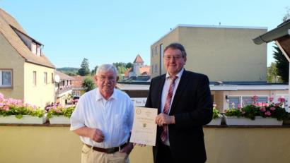 Bild: Stefanie Gradl
Bürgermeister Hans-Martin Schertl (rechts) überbringt dem Jubilar Heinrich Deinzer die Glückwünsche der Stadt Vilseck.