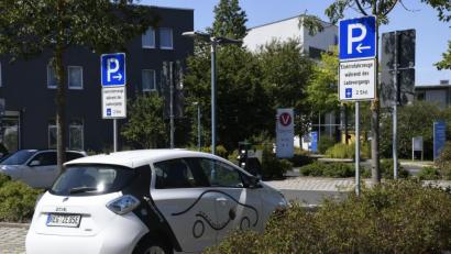 Symbolbild: Petra Hartl
Seit 2019 können in Amberg Elektrofahrzeuge ausgeliehen werden. Sie stehen am Parkplatz beim Kongresszentrum (im Bild) und an der Kräuterwiese.