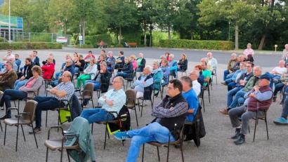 Bild: bsc
Auf reges Interesse stieß die erste Bürgerversammlung nach den Kommunalwahlen. Erstmals in der langen Geschichte des Erholungsortes Friedenfels fand diese – bedingt durch die Corona-Pandemie – unter freiem Himmel statt.