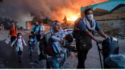 Bild: Petros Giannakouris
Durch den Brand im Lager Moria, das eigentlich nur auf 2800 Bewohner ausgelegt war, sind auf einen Schlag mehr als 12 000 Migranten auf Lesbos ohne Bleibe.