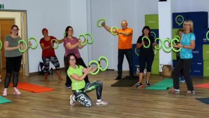 Bild: R. Kreuzer
Ein neues Sportgerät begeistert die Sportgruppe beim "Swing, Move und Smile" im Medienraum von Oberpfalz-Medien.