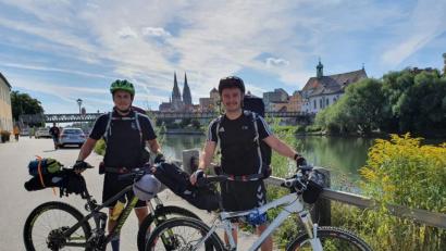 Bild: Angelika Weig/exb
Beim Start in Regensburg war das Wetter noch blendend. Das war in den vergangenen Tagen nicht immer so. Matthias Hoidn (links) und Fabian Weig sind gerade in Richtung Nordsee unterwegs.
