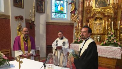 Bild: swo
Gemeinsam feierten (von links) Domkapitular Wolfgang Hörl aus der Diözese Eichstätt, der Gebenbacher Pfarrvikar Christian Preitschaft und Pfarrer Stefan Fischer aus Hirschau mit zahlreichen Gläubigen beider Konfessionen den ökumenischen Gottesdienst des Mausbergfests.