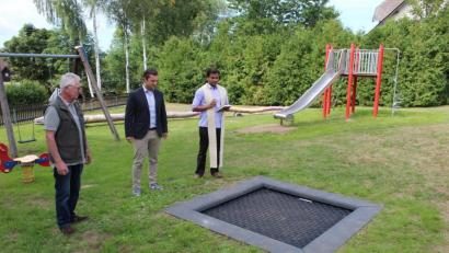 Bild: soj
Bürgermeister Wolfgang Söllner, Pfarrer Pater Anish George und „Bauleiter“ Hubert Becher bei der Einweihung der neuen Spielgeräte. Hier das neue Bodentrampolin.