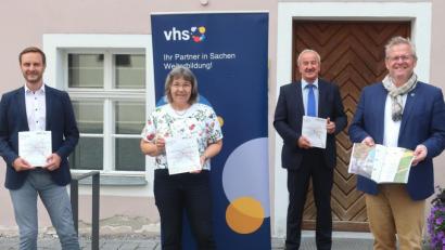 Bild: Hirsch
Die Geschäftsführer Andre Meidenbauer und Barbara Genzken-Schindler, Vorsitzender Franz-Xaver Huber und Oberbürgermeister Andreas Feller (von links) stellten das neue Programm der Volkshochschule Schwandorf vor.