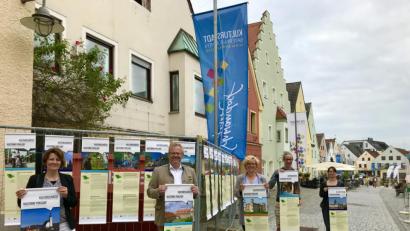 Bild: Johannes Lohrer/exb
An Bauzäunen sind die zweisprachigen Banner mit den Kulturschätzen aus Bayern und Böhmen aufgehängt.
