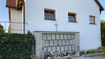 Bild: Eichl
In der Urnenwand auf dem Friedhof sind noch neun Fächer frei; der Gemeinderat diskutiert, welche anderen Möglichkeiten es für Urnenbestattungen gibt als eine Verlängerung dieser Wand.