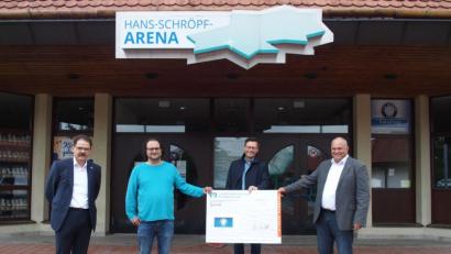 Bild: Nicole Weiß
Die Verantwortlichen des 1. EV Weiden bekommen den Spendenscheck von Landtagsabgeordnetem Christoph Skutella.