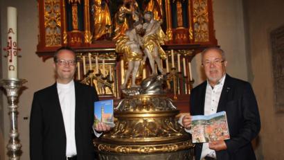Bild: ads
Stadtpfarrer Thomas Helm (links) und Kirchenpfleger Josef Beer sind begeistert vom neuen Kirchenführer für die Basilika St. Martin.