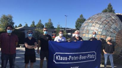 Bild: Kathrin Birner/exb
Das Bündnis gegen das Vergessen hat den Multifunktionsplatz symbolisch in Klaus-Peter-Beer-Platz umbenannt, um an das Opfer rechter Gewalt in Amberg zu erinnern: Zwei Neonazis hatten vor 25 Jahren den homosexuellen Beer schwer misshandelt und ihn in die Vils geworfen, wo er ertrank.