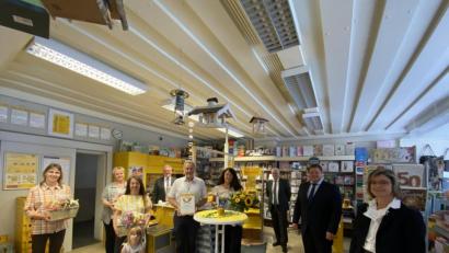 Bild: Deutsche Post/exb
Gefeiert wurde jetzt das 20-jährige Bestehen der Partnerfiliale der Deutschen Post im Kaufhaus Zeitler. Über die Glückwünsche von Bürgermeister Stefan Grillmeier (Zweiter von rechts), Post-Vertriebsleiter Frank Scheller (Fünfter von links), Vertriebsmanagerin Elke Frinzel (rechts) und Helmut Muhr, Regionaler Politikbeauftragter der Deutschen Post (Dritter von rechts), freuten sich die Familie Zeitler (Mitte) und die Mitarbeiterinnen am Postschalter.