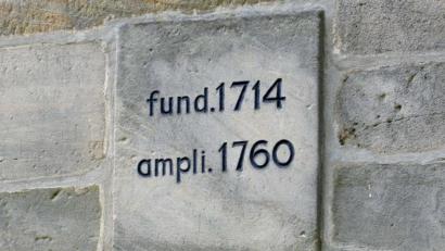 Bild: ü
Eine Stele aus Stahl erinnert in Wort und Bild an die Entstehung der Bergkirche Maria Zell.