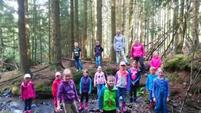 Bild: njn
Viel Spaß hatten die Kinder im Wald. Mit auf dem Bild (hinten von linksmitte) Petra Kreuzer und Kathrin Götzl.