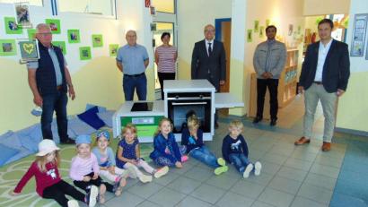 Bild: soj
Die Gäste bestaunen die neue mobile Küche im Ebnather Kinderhaus. Im Bild: (von rechts) Bürgermeister Wolfgang Söllner, Pfarrer Pater Anish George, Kirchenpfleger Stefan Kausler, Kinderhausleiterin Bianca Kastner, Schreiner Manfred Philipp und Hubert Becher von der Kirchenverwaltung.