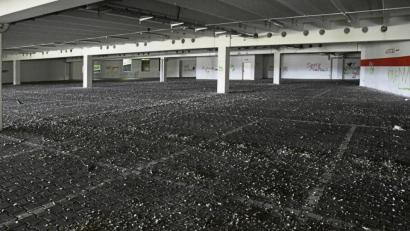 Bild: Petra Hartl
Schmutz und Taubendreck so weit das Auge im unteren Parkdeck des Liliencenters reicht.