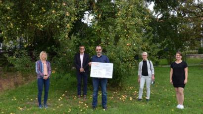 Bild: egr
Stellvertretend für seine verstorbene Ehefrau Andrea überreichte Klaus Neumeier (Mitte) den Erlös aus dem Aufsammeln von Zigarettenkippen an (von links) Linda Trager (ZEN Ensdorf), Dr. Harald Hollnberger, ärztlicher Direktor des Klinikums St. Marien in Amberg, Brigitta Schöner (FFGO) und Manuela Mayer, Leiterin der Kindertagesstätte St. Jakobus in Ensdorf.