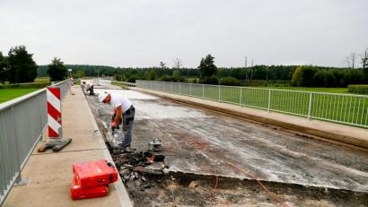 Bild: Hösamer
Die Brücke über den Fensterbach bei Irrenlohe (Bild) und eine weitere Überführung im Zuge der Kreisstraße Schwandorf-Schwarzenfeld werden saniert.