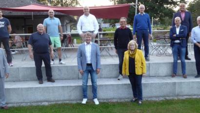 Bild: fsb
Die neu gewählte Vorstandschaft der Bürgerliste mit (vorne, von links) dem bisherigen Vorsitzenden Reinhard Meier, dem neuen Chef Jürgen Meyer und Schriftführerin Renate Jahreis, Schatzmeister Clemens Sammet (Dritter von rechts), den beiden anwesenden Stellvertretern Theodor Klotz (Vierter von rechts) und Stefan Rank (Dritter von links) sowie weiteren Beisitzern.