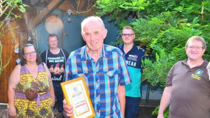 Bild: fjo
Zweiter Vorstand Richard Riedl (rechts) verleiht Norbert Schindler (vorne) die Ernennung zum Ehrenpräsidenten der Waidhauser Imker in Begleitung von Brigitte und Rolf Kühn, sowie Jürgen Bauer (von links).