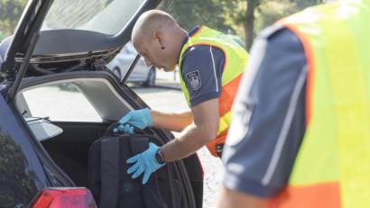 Bild: Lowak
Bei der Kontrolle eines Pkw finden Waidhauser Zöllner über 100 Gramm Marihuana.