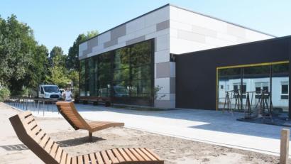 Archivbild: Gabi Schönberger
Nach gut zwei Jahren steht sie da wie neu, die Sportstätte der Realschule Weiden mit Schwimmbad und Dreifachturnhalle. Fast. Denn noch ist sie nicht ganz fertig. Es gibt Komplikationen.