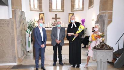 Bild: cog
Die Vertrauensmänner der beiden Kirchenvorstände (von links), Michael Kuhn für Rosenberg und Wolfgang Böttner für Poppenricht, schenken Pfarrer Uwe Markert zum Abschied eine Schultüte und seiner Frau Kristina Blumen.