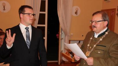 Bild: kro
Bürgermeister Alfred Stier vereidigte "Nachrücker" Stefan Schmidkonz als neuen Stadtrat.