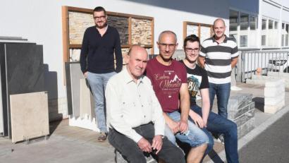 Bild: Gabi Schönberger
Geschäftsführer Heribert Lang (links hinten) und Christian Lang (rechts hinten) freuen sich über die Fliesenleger in dritter Generation in ihrem Betrieb (v.l.n.r.): Klaus-Dieter, Dieter und Korbinian Seidel.