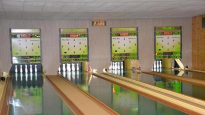 Bild: gi
105.000 Euro brachte der Kegelverein in den letzten 30 Jahren für den Bau der Kegelbahn auf. Jetzt wurde sie vom Wirt Georg Grötsch modernisiert. Kernstück der Bahn ist seine moderne Computer- und Anzeigetechnik.