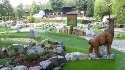 Bild: rn
Die Stadt investiert in ihre Freizeitanlage. Der Anlage eines Erlebnisgolfplatzes folgt die Sanierung von Hotel und Restaurant.