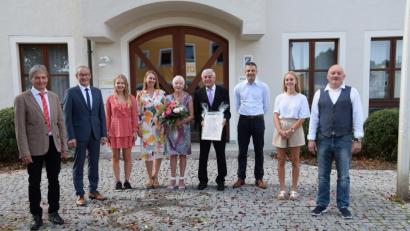 Bild: bö
Für seine Verdienste um seine Heimatgemeinde wurde Altbürgermeister Gotthard Färber (Mitte mit Urkunde) mit der Ehrenbürgerschaft des Marktes Rieden ausgezeichnet. Von links: 2. Bürgermeister Josef Weinfurtner, Bürgermeister Erwin Geitner, Magdalena Färber, Silvia Färber, Hedwig Färber, der neu ernannte Ehrenbürger Gotthard Färber, Jürgen Färber, Emma Färber und 3. Bürgermeister Gerhard Schnabel.