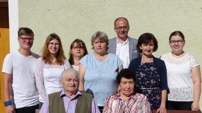 Bild: hl
Das beil. Foto zeigt den Jubilar (vorne sitzend mit seiner Ehefrau), Bürgermeister Roman Schäffler (3.v.r.) und einem Teil seiner großen Familie mit Tochter Anita (3.v.l.) und Tochter Rosa (2.v.r.), Schwiegertochter Maria (4.v.l.), sowie die Enkelkinder Melanie (rechts) und Christina mit Freund Dennis (1. und 2.v.l.).