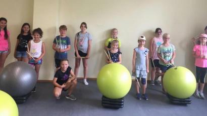 Bild: öt
Übungsleiterin Beate Schmucker (hinten, rechts) konnte zahlreiche Kinder zur Veranstaltung "Drums Alive" im Rahmen des "Programms für interessante Ferien" willkommen heißen. Z einem Abschlussfoto versammelten sich alle im TuS-Studio.