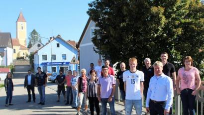 Bild: mvs
Nah am namensgebenden Fluss: Die Gründungsmitglieder des neuen wohltätigen Vereins "9.9 Schwarzachtal e.V.".