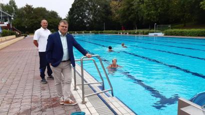 Bild: Lowak
Nicht nur die Badegäste, sondern auch Bürgermeister Karlheinz Budnik und Freibadchef Horst Lindner sind mit der Saison 2020 sehr zufrieden.