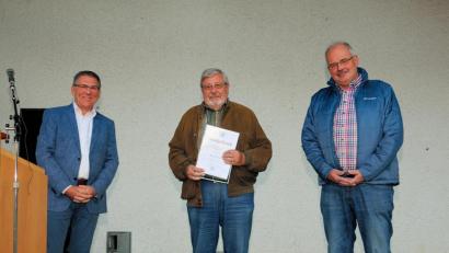 Bild: bsc
Für seine 42-jährige Tätigkeit in der Kommunalpolitik wurde Otmar Zeitler (Mitte) mit einer besonderen Ehrung bedacht. Bürgermeister Oskar Schuster (links) und sein Vorgänger Gottfried Härtl (rechts) dankten dem verdienten und langjährigen Gemeinderat und Bürgermeister.