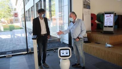 Bild: wro
Rainer E. Becker, von der Firma ShowBotiXX, erklärt Schulleiter Thomas Metzler die Funktionen des Roboters „Jamie“, der Steuerungs-App und der dazugehörigen Thermo-Stele.