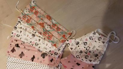 Bild: gmü
Der Arbeitskreis Nachbarschaftshilfe bietet verschiedenste Muster und Modelle an.