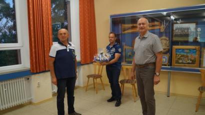 Bild: wel
Bürgermeister Walter Schauer (rechts) bedankte sich bei Gemeindearbeiter Alois Schwendner (links) für 30 Jahre erfolgreiche Arbeit und verabschiedete ihn in den Ruhestand.