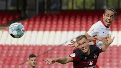 Bild: Daniel Karmann/dpa
Haushoch überlegen: Der Leipziger Yussuf Poulsen (rechts) überspringt Asger Sörensen vom 1. FC Nürnberg.
