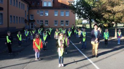 Bild: wro
Beim Sicherheitstag an der Grundschule in Wiesau appellierte Polizeioberkommissar Wolfgang Trottmann an die Autofahrer: „In der Schulstraße herrscht Schrittgeschwindigkeit.“
