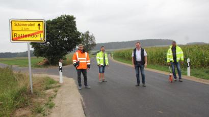 Bild: frd
Zur Abnahme der Straße Rottendorf–Schömersdorf waren Projektleiter Martin Dunst vom Ingenieurbüro Weiß (von links), Stephan Karl von der Baufirma Huber, Bürgermeister Martin Prey und Bauleiter Georg Braun vom Subunternehmer Tiefbau-Fischer gekommen.